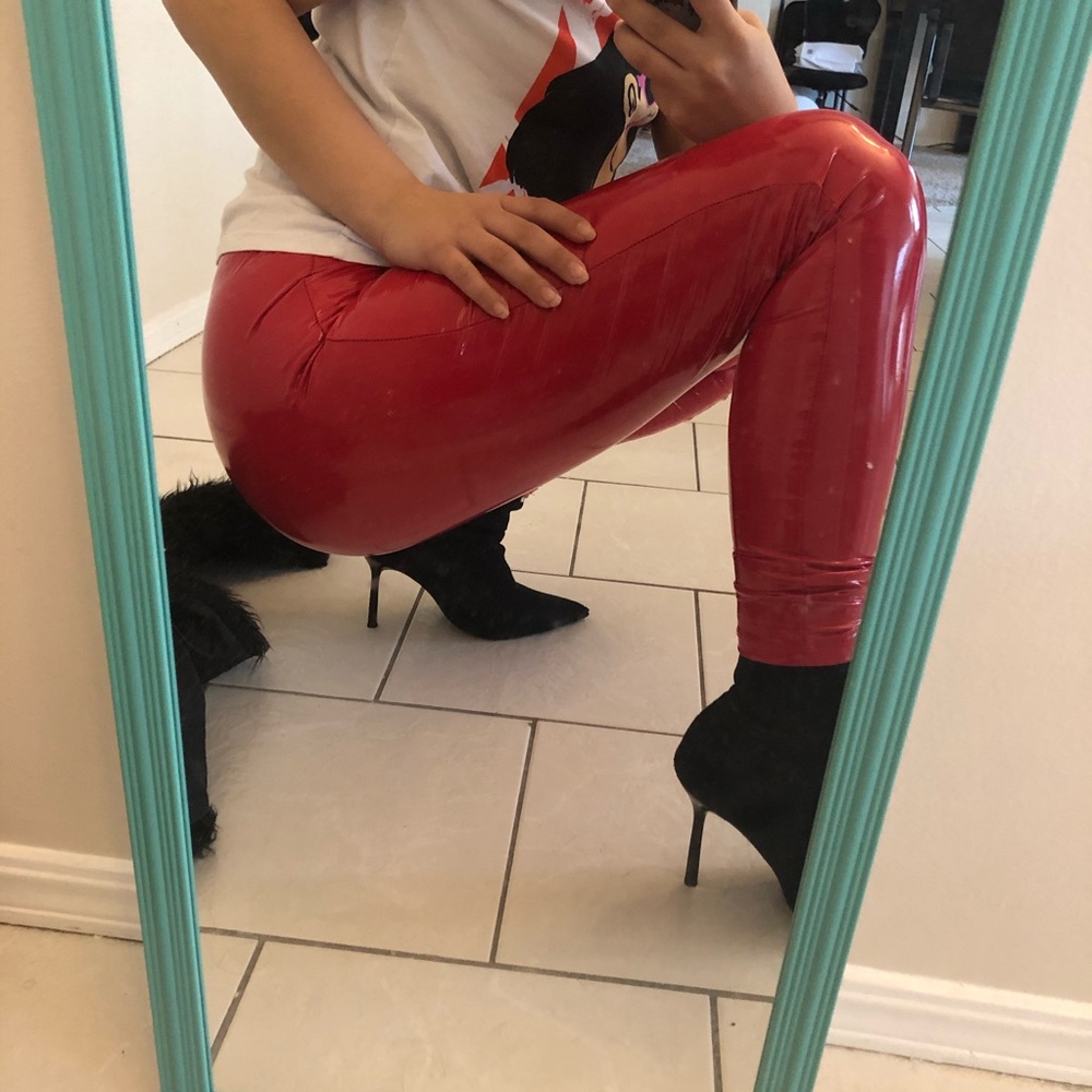 High- Rise Vinly Leggings 🍓